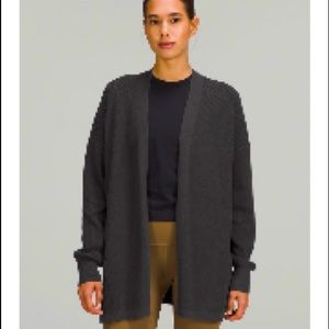🍋BNWOT awesome Lululemon grey/black side slit open front sweater